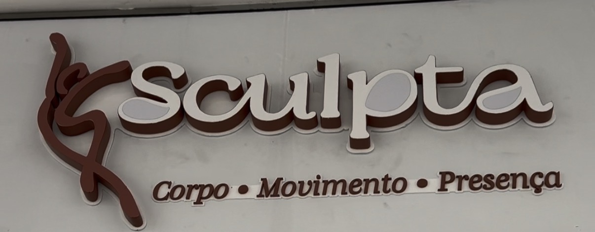 Letreiro luminoso do Studio Sculpta — Corpo, Movimento, Presença